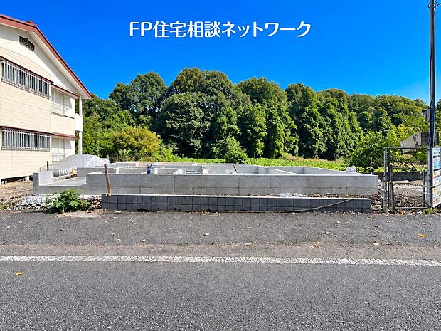 緑に恵まれたエリアで、毎日のお散歩も気持ちよさそうです。自然に包まれた穏やかな暮らしができそうです♪