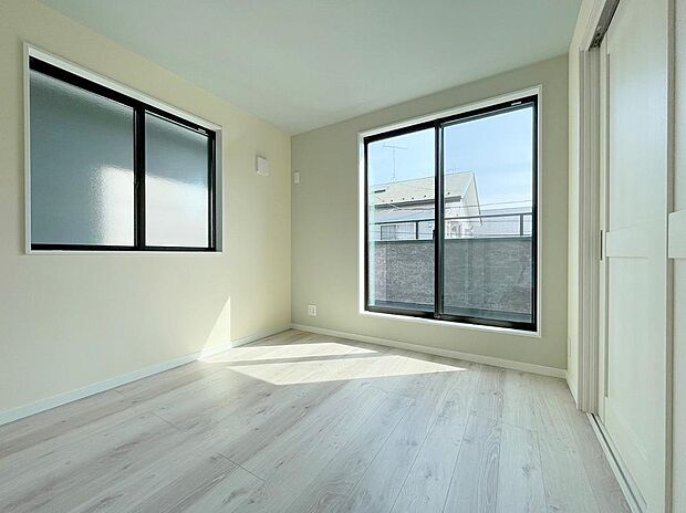 【リビング以外の居室】光を取り込みやすい2面採光の居室は日当たり良好です。クローゼットの完備で収納スペースも十分。初めてのお子様にとっての「自分の部屋」。学習デスクやベッドの配置もラクラクです。