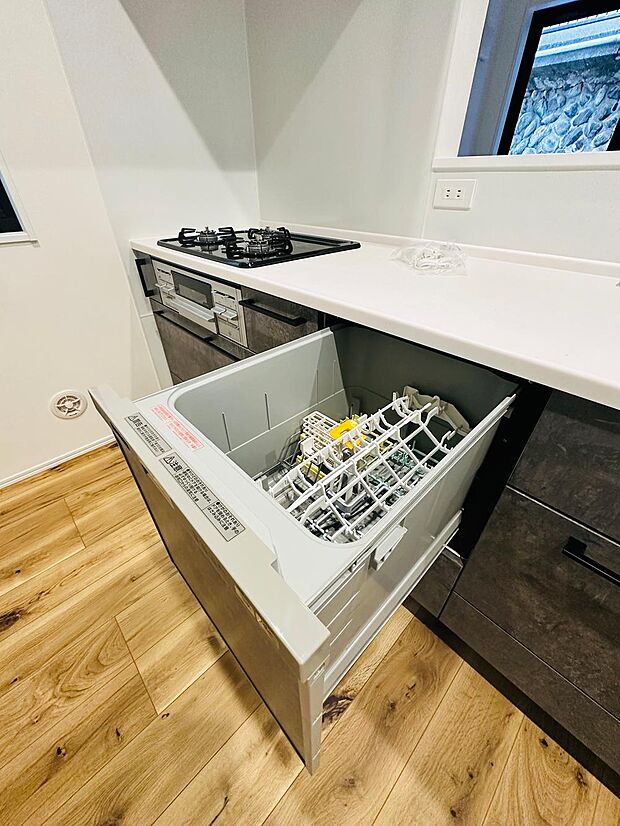 【ビルトイン式食器洗い乾燥機】あったらいいなの代表的な設備である食洗機。ビルトイン型なので、おさまりもよく、使い勝手も良好です。料理をするのは好きだけど、後片付けは苦手な方に重宝します。洗う手間がないので、時間を有効に使えますね。