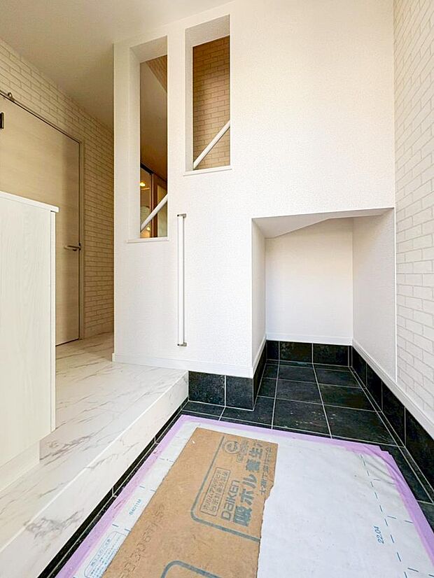 【玄関】玄関収納をホールに設置し、タタキを広くしています。のびのびと身支度ができる玄関です。ベビーカーを置いたり、将来的に靴を履くための椅子を置いたりもできそうです。
