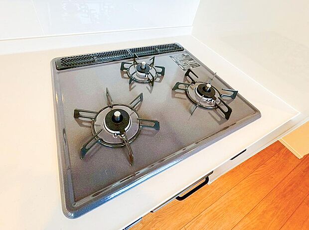 【三口ガスコンロ】火力が目に見えるため使いやすいという方が多いガスコンロ。同時進行で調理できる3口コンロなので時間短縮できて、おかずがもう一品増やせそうです。