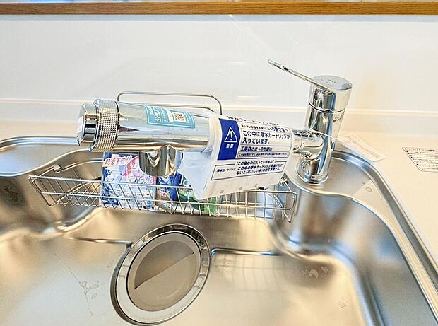 【浄水器一体型水栓】スタイリッシュな、浄水器一体型水栓です。水栓にシャワーホースと浄水器を内蔵し、カルキ臭など軽減。シャワーヘッドを引き出すことで、広いシンクのお手入れもラクラク。