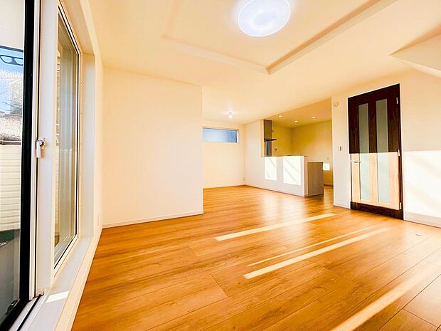 【リビング】19.6帖の広々ＬＤＫ。導線もしっかりと取れているので、ダイニングテーブルやソファーなどの家具もしっかりと配置できます。ゆったりとした広さの空間でご家族だんらんの時間をお過ごしください。