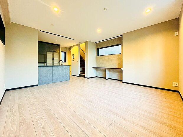 【リビング】家族の思いを抱きながら、平和であることに感謝したくなる悠久の時。あたかかく感じるのは、陽当りだけではなかった!広く和やかに暮らせる空間と、家族の存在が胸にジーンと響きわたる。