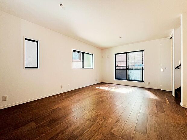 【リビング】家族と過ごす時間を大切にしたい方にぴったりのゆとりある住空間です。窓からの日差しがリビングの隅々までしっかりと届きます。