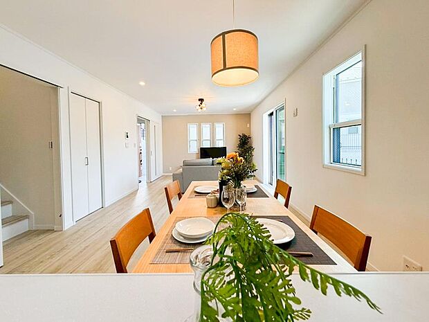 【リビング】大切なご家族が集まるからこそLDKはこだわりたいですよね!休日はおひさまの光をたっぷりと取りこめるリビングでゆったりと過ごしませんか?子供たちが元気に笑いながら走り回っている姿が目に浮かぶ空間です。