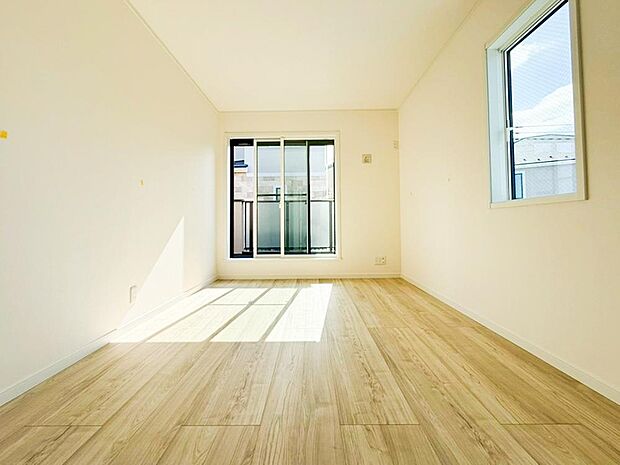 【リビング以外の居室】光が取り込みやすい2面採光の居室。日当たり良好です。しっかりとした大きさのクローゼットを完備し、収納スペースも十分。初めてのお子様にとっての「自分の部屋」。学習デスクやベッドの配置もラクラクです。