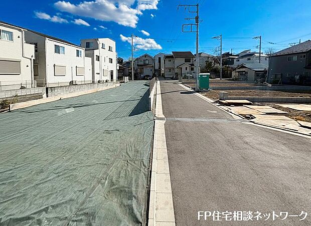 【前面道路含む現地写真】前面は分譲地専用に通した5.5メートル幅の道路。通り抜けが出来なくなっておりますので、他の車は進入してきません。運転が苦手な方でも落ち着いて車庫入れ可能です。