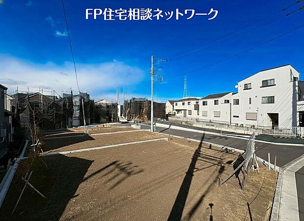 【現地外観写真】前面は分譲地専用に通した5.5メートル幅の道路。通り抜けが出来なくなっておりますので、他の車は進入してきません。運転が苦手な方でも落ち着いて車庫入れ可能です。