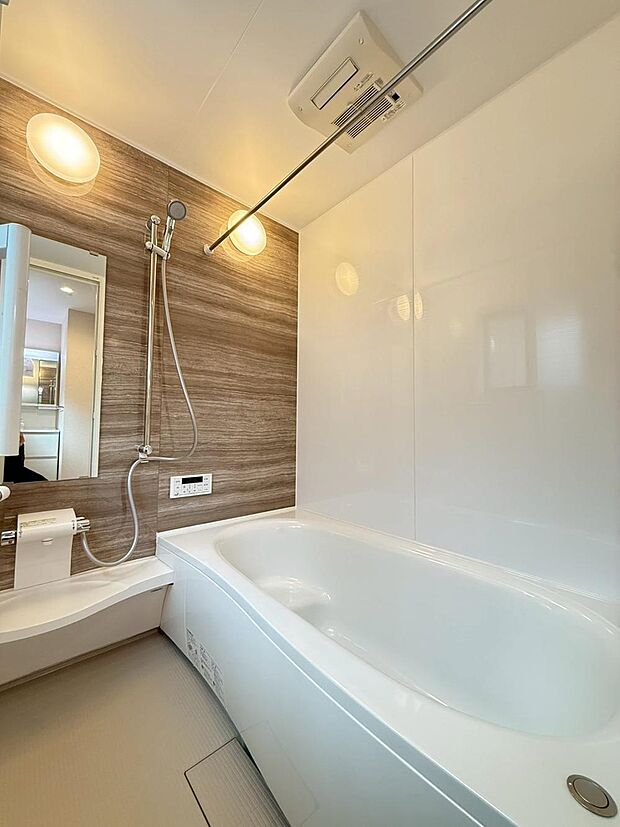 【浴室】ユニットバスはゆったりとくつろげる1坪タイプ。足までしっかりと伸ばせる浴槽は、心身ともにしっかりと疲れを癒してくれます。お子様と一緒の入浴でも充分な広さです。