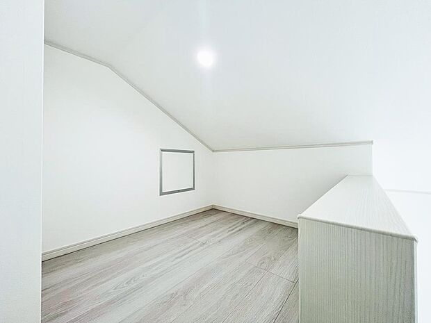 【収納】勾配天井を生かしたロフトスペースを完備。季節用品や捨てられないご家族の思い出もしっかりと収納できます。居室空間を邪魔しないスペースなので、多趣味で荷物の多いご家族にピッタリ。