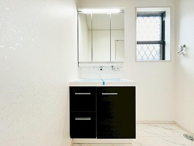 【洗面台・洗面所】鏡の裏に収納棚を確保した三面鏡を採用。化粧品や歯ブラシなどを機能的に収納。便利な床下収納付き。