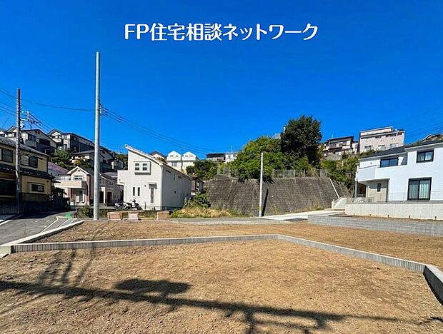 【前面道路含む現地写真】前面は分譲地専用に通した4.5メートル幅の道路。通り抜けが出来なくなっておりますので、他の車は進入してきません。運転が苦手な方でも落ち着いて車庫入れ可能です。