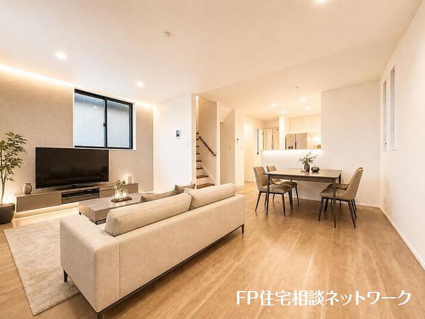 【リビング】家族と過ごす時間を大切にしたい方にぴったりのゆとりある住空間です。（本画像はCGで作成しており、実際に現地に家具はおかれておりません。また価格に家具は含まれておりません。）