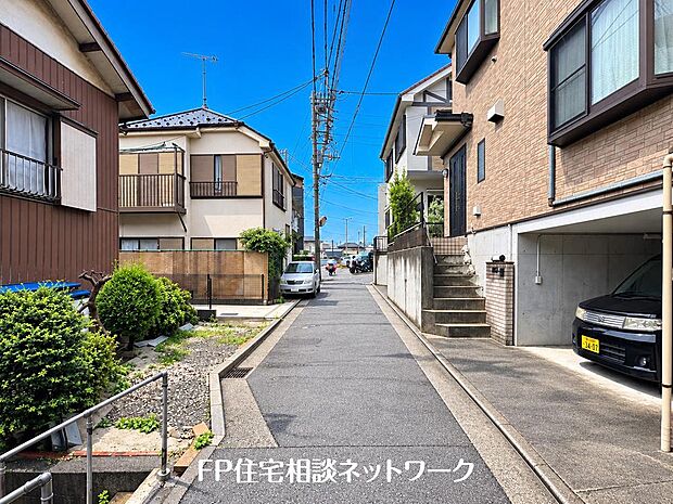 【前面道路含む現地写真】第一種低層住居専用地域の良好な住環境が保たれたエリア。低層の一戸建てを中心とした街並みが整然と続き、周辺は高い建物が建っていないので、採光や開放性に恵まれています♪