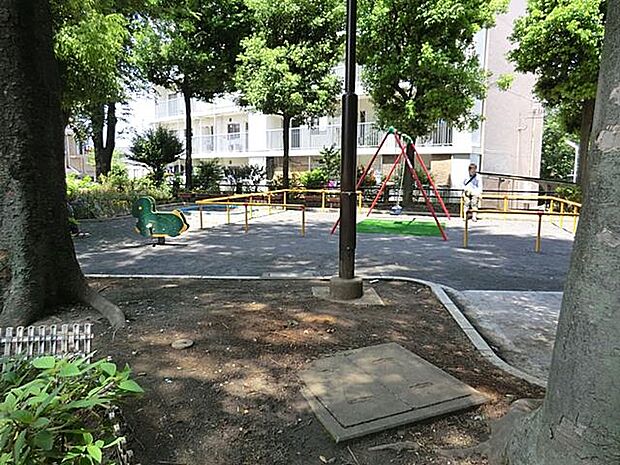 戸塚町北公園(約300m)