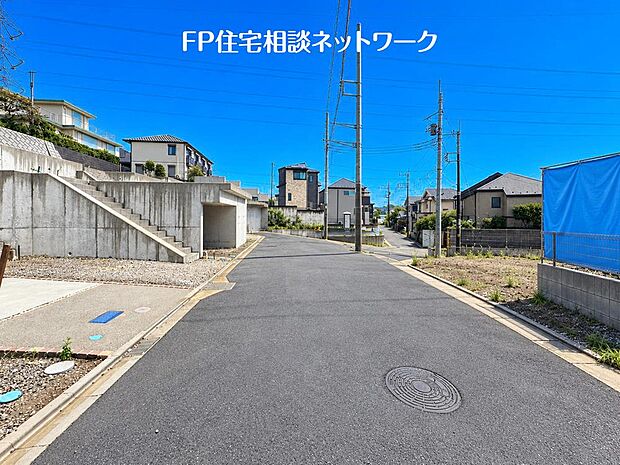 【前面道路含む現地写真】多棟現場ですのでお子様の友達作りやご近所付き合いがしやすい環境です♪
