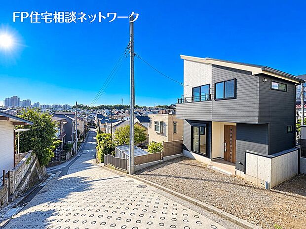 【前面道路含む現地写真】南側が道路に面し、日当り良好♪前面道路の幅も広々約5.7mあります！