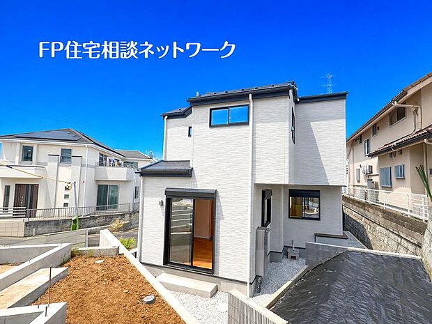 ≪類似外観同仕様≫  施工例のため分譲中の建物とは、外壁、屋根開口部等の形状・仕様が異なります。