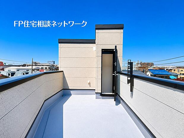 お洗濯物を干すだけのスペースではもったいない多用途にご利用いただける大型バルコニーです。天気の良い日にはテーブルとイスを並べて外でお食事なども楽しめ、ご家族憩いの場としてもご利用いただけます。