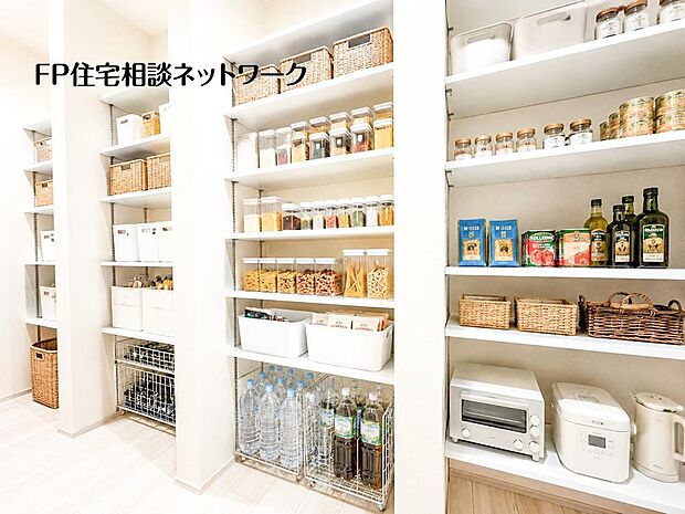 食品ストックから家電収納までスマートに対応♪生活感を抑えながら機能性を高めた、魅せるパントリー空間。(一部AIにて生成しており、実際に現地に家具・家電・小物等はおかれておりません。)