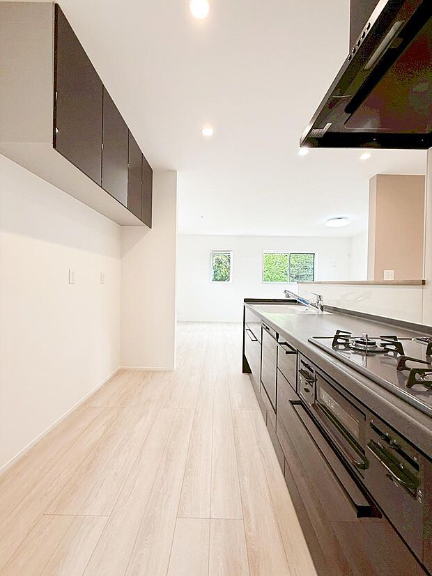 【キッチン】◇キッチン◇  広々キッチンは収納も大容量。お鍋やフライパン、油や調味料など沢山収納できるスペースを確保しています。キッチンがスッキリすると食事の支度や片付けがはかどります。