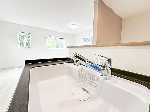 【非公開】【浄水器】浄水器は、水道水に含まれるサビやカルキ臭やトリハロメタンも簡単に除去できます。また、調理に使うと、水道水に含まれる塩素により食材の栄養分が損なわれてしまうのを防ぐことができます。