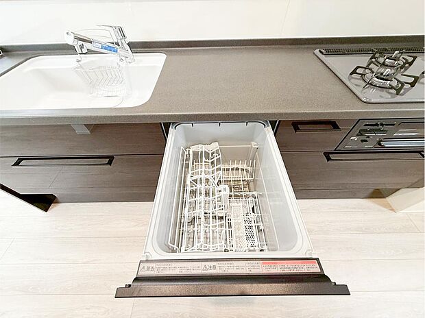 【非公開】【食洗機】あったらいいなの代表的な設備である食洗機。ビルトイン型なので、おさまりもよく、使い勝手も良好です。料理をするのは好きだけど、後片付けは苦手な方に重宝します。洗う手間がないので、時間を有効に使