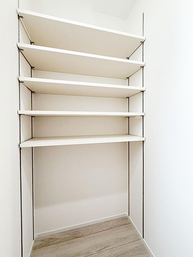 【非公開】【パントリー】キッチン近くに大きな収納スペースはありがたいですね！様々な食品を収納しながら、同時に調味料や飲料などが豊富に納められる主婦（夫）の味方です！