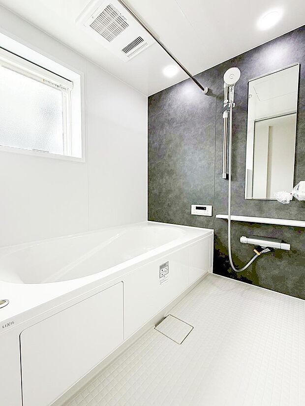 【浴室】◇浴室◇  ゆったりと寛げる広々バス。殆どの方は足を伸ばして入浴することが可能で一日の疲れを癒す貴重なバスタイムです。お子様とご一緒にリビングとは違った家族団欒のひと時をお楽しみ下さい。