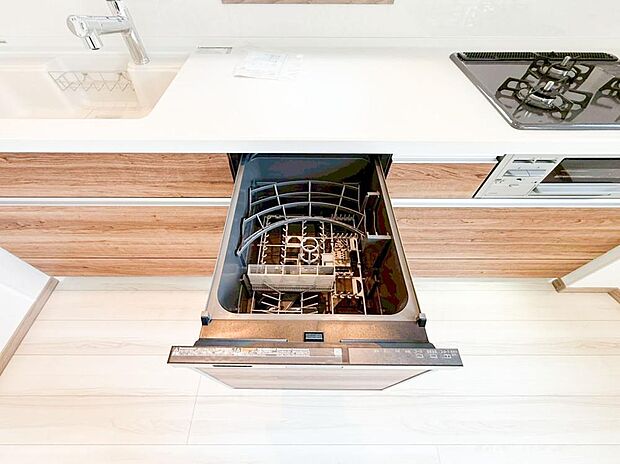 【キッチン】◇キッチン◇  「浄水器・食洗機」を標準装備したキッチンはナチュラルな色合いで飽きのこないデザインです。小窓かがあるので料理中の気になる匂いも換気が行えます。