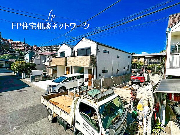 【前面道路含む現地写真】◇外観◇ 良好な住環境が保たれたエリア。低層の一戸建を中心とした街並みが整然と続き周辺は高い建物が建っておらず、採光や開放性に恵まれ、空が広く緑の多い閑静な趣を感じる環境です。