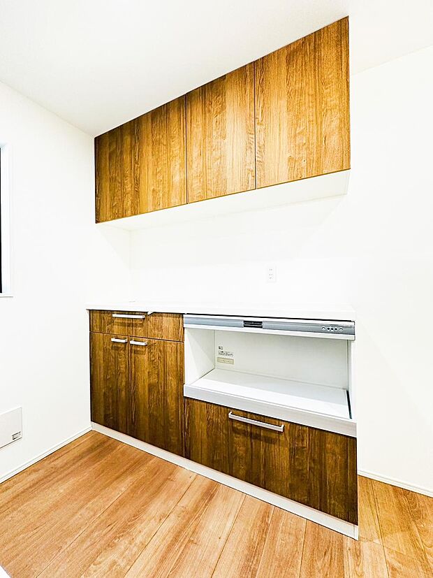 【【カップボード】】【カップボード】グラスやお皿などの食器類を収納する食器棚。食器以外にも電子レンジや炊飯器などの家電をおいたり、作業台として利用できるスペースがあったり、目的に合わせたさまざまな使い方が可能です。 (2