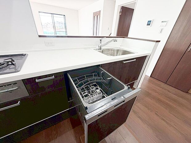 【【食洗機】】【食洗機】あったらいいなの代表的な設備である食洗機。ビルトイン型なので、おさまりもよく、使い勝手も良好です。料理をするのは好きだけど、後片付けは苦手な方に重宝します。洗う手間がないので、時間を有効に使