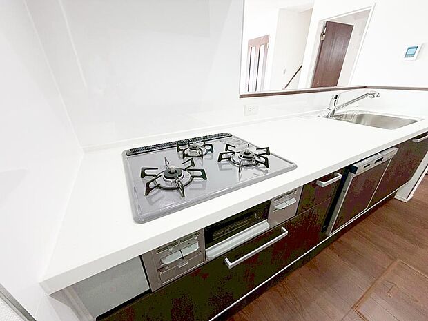 【【3口コンロ】】【3口コンロ】同時に３つの料理を火にかけることができるので、効率的にお料理を楽しめます！