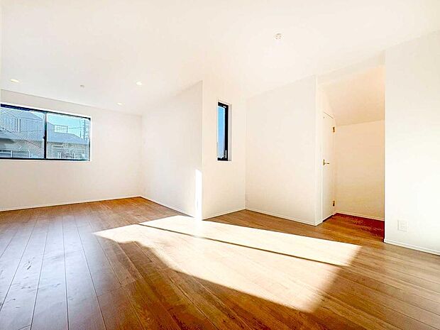 【リビング】家族が自然と集まる明るいLDK。動線にゆとりがあり、ダイニング・リビングを分けて使える使い勝手の良さが魅力です。