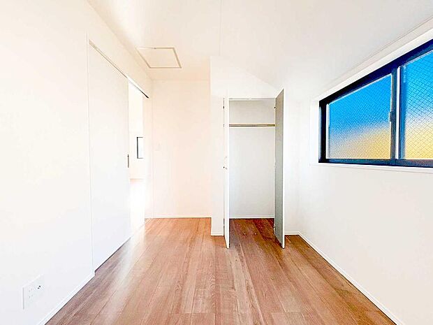 【リビング以外の居室】シンプルで使いやすい洋室。クローゼット付きで収納力があり、主寝室はもちろん書斎や子ども部屋など幅広く活用できます。