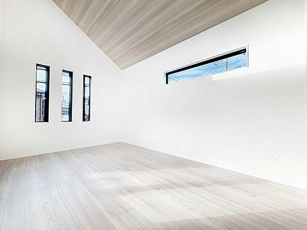 【リビング】やさしい自然光に包まれる、明るくのびやかな空間。家具配置もしやすいシンプルな設計で、家族の暮らしに柔軟に対応します。