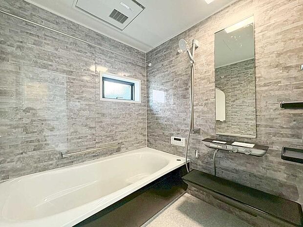 【浴室】ゆったりとくつろげる広々バス。足までしっかりと伸ばせる浴槽は、心身ともにしっかりと疲れを癒してくれます。お子様とも一緒に浸かれ、ご家族みんなで一緒にバスタイムを楽しめますね♪