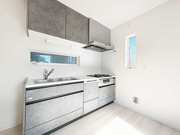 【キッチン】スタイリッシュなカラー扉が映える、明るい壁付けキッチン。横スリット窓が光と抜け感をプラスし、閉塞感を感じさせません。空間になじむ“絵になる”キッチンです。