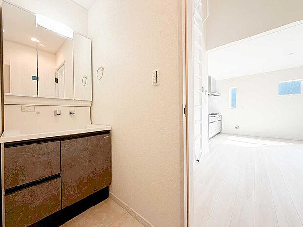 【洗面台・洗面所】洗面室とLDKが近く、家事や身支度がスムーズにこなせる効率的な配置。収納力のある洗面台で、生活感を抑えた清潔な空間を保てます。