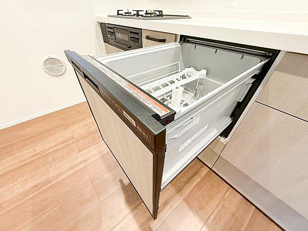 【【食洗機】】【食洗機】あったらいいなの代表的な設備である食洗機。ビルトイン型なので、おさまりもよく、使い勝手も良好です。料理をするのは好きだけど、後片付けは苦手な方に重宝します。洗う手間がないので、時間を有効に使