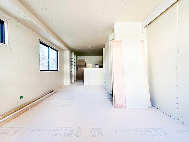 【リビング】工事中のLDKですが、非日常のデザイン性と日常の暮らしやすさを両立した空間構成が感じられます。完成後の上質な住まいが楽しみな一邸です。