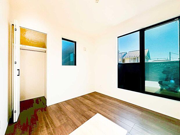 【リビング以外の居室】大きな窓と腰高窓を備えた洋室。採光とプライバシー性を両立し、クローゼット付きで室内をすっきり使えます。