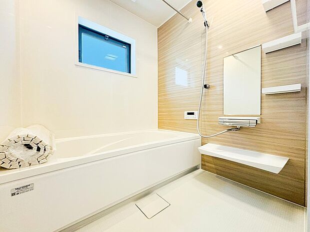 【浴室】ゆったりと寛げる広々バス。殆どの方は足を伸ばして入浴することが可能で一日の疲れを癒す貴重なバスタイムです。お子様とご一緒にリビングとは違った家族団欒のひと時をお楽しみ下さい。