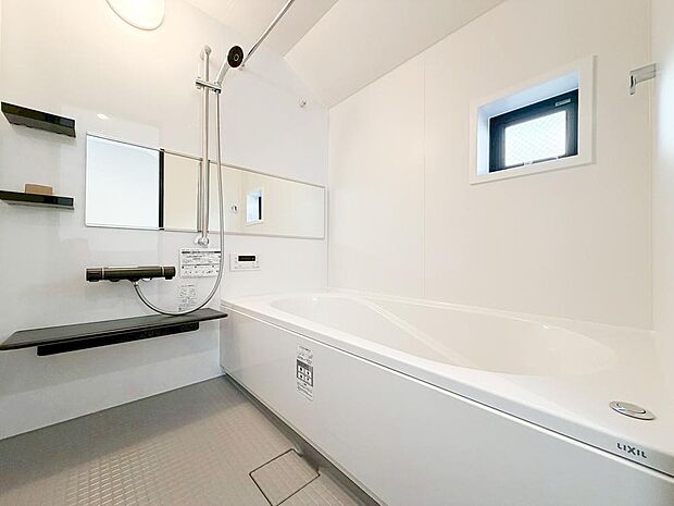 【浴室】ゆったりとくつろげる広々バス。足までしっかりと伸ばせる浴槽は、心身ともにしっかりと疲れを癒してくれます。お子様とも一緒に浸かれ、ご家族みんなで一緒にバスタイムを楽しめますね♪