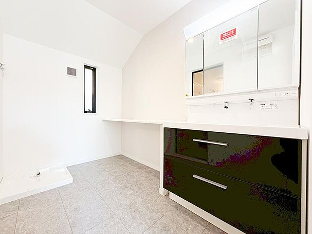 【洗面台・洗面所】洗面・洗濯をまとめて行える機能的な洗面室。カウンター付きで、作業スペースとしても活躍します。