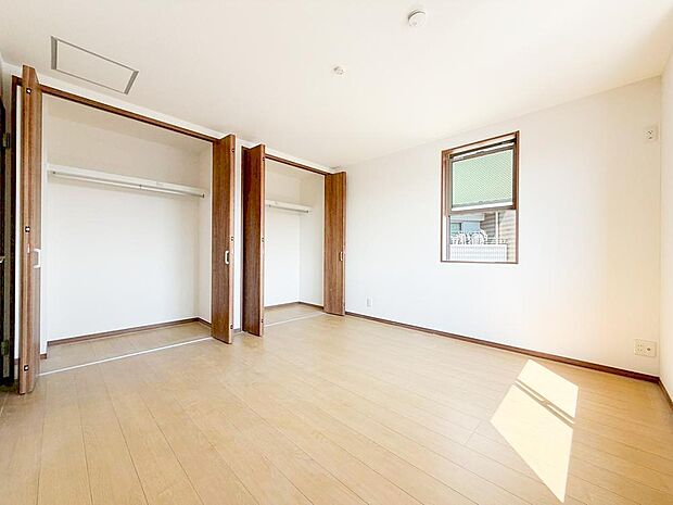 【リビング以外の居室】居室には収納クローゼットを完備！普段使いのお洋服や小物はもちろん、季節物のお洋服などもしっかりと整理整頓おしまい頂けます。居室空間をより広く隅々までお使いいただけますね。