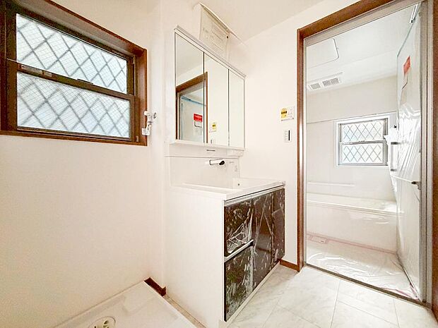 【洗面台・洗面所】たっぷりの大型収納を設けたシャワー付き洗面台で快適な暮らしを。収納力と機能性に優れたお手入れラクラクのゆったりとした洗面台で朝の忙しい時間でも身支度準備がスムーズに出来そうですね。