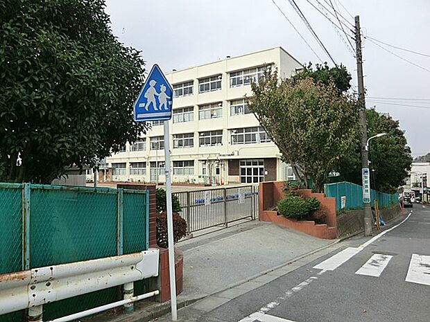 横浜市立中沢小学校(約400m)